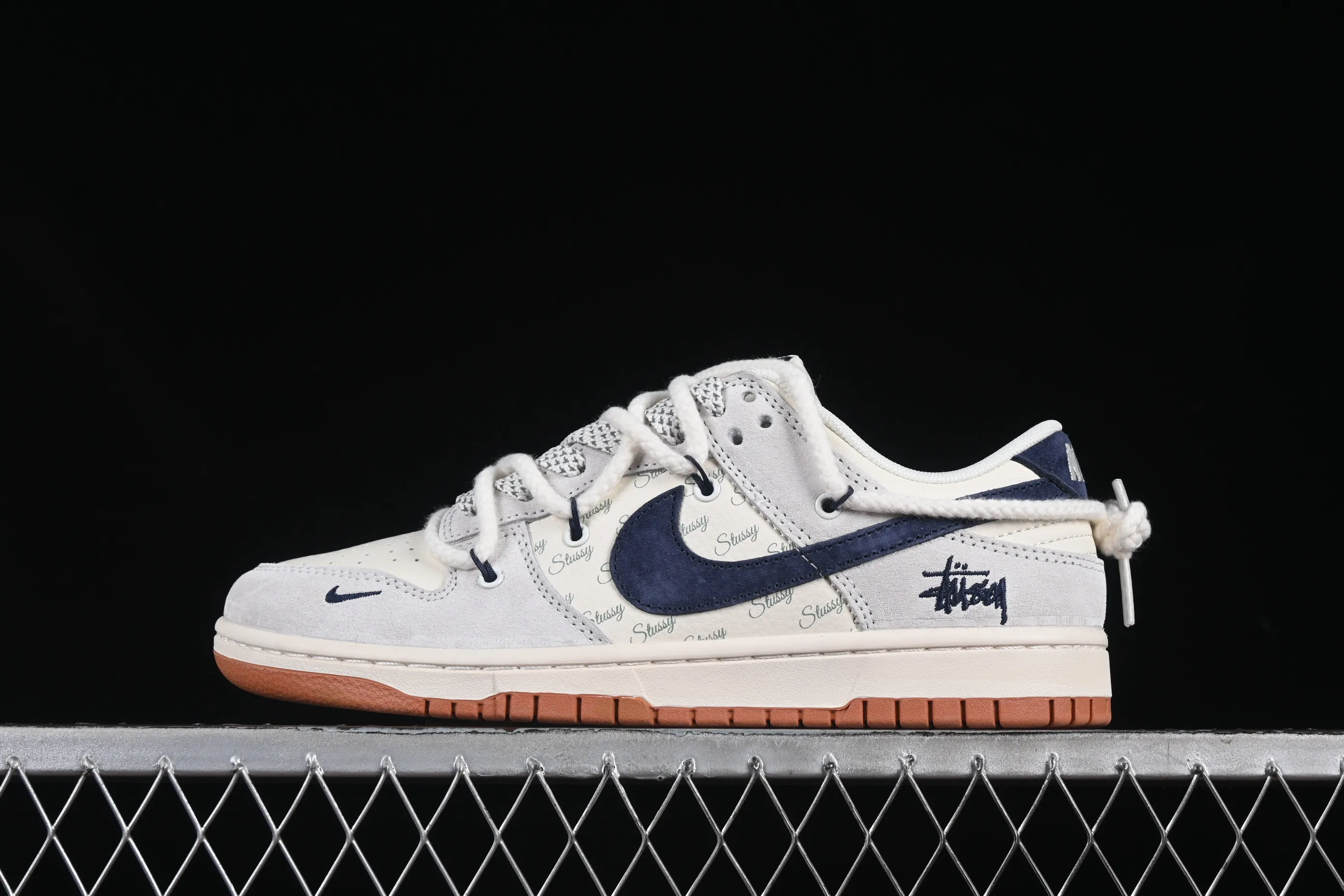All Categories Nk SB Dunk Series Nk SB Dunk Low High-end Customized Low-top Shoes Nike SB Dunk Low Stussy Series Strap Raw Rubber Black Hook Anniversary High-end Customized Low-top Casual Shoes YX5066-263